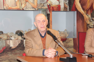 Aldo Grassini, presidente e direttore del Museo Tattile statale Omero, parla seduto al tavolo dei relatori
