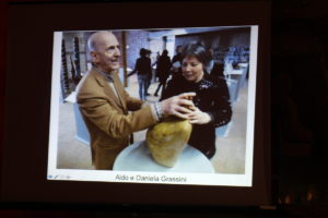 Immagine di Aldo e Daniela Grassini al Museo Tattile di Omero che esplorano tattilmente una delle opere esposte
