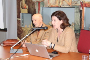 Annalisa Trasatti parla seduta al tavolo dei relatori al fianco di Aldo Grassini