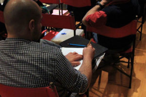 Uno dei partecipanti al workshop ripreso di spalle mentre prende appunti
